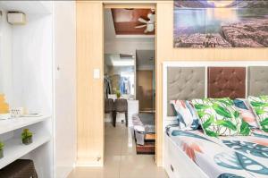 um quarto com uma cama e uma sala de estar em Grass Residences SM North Edsa and Trinoma em Manilla