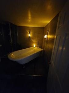 een badkamer met een wastafel met een kaars erin bij Penbryn Holidays No 2 in Barmouth