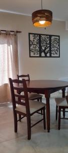 mesa de comedor con sillas y luz eólica en Chañar y Algarroba en Cafayate