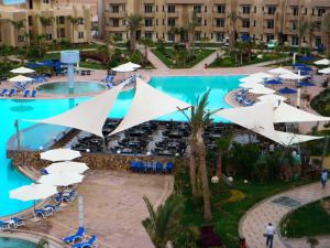 einen Luftblick auf einen Resortpool mit Sonnenschirmen in der Unterkunft Grand Ocean El Sokhna in Ain Suchna