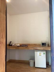 La cuisine est équipée d'un comptoir et d'un petit réfrigérateur. dans l'établissement KOHMOOK THE SUN GREAT RESORT, à Ko Muk