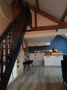 een trap in een kamer met een keuken en een trap bij Appartement Little Stuart in Dol-de-Bretagne