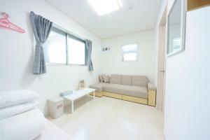 Sala de estar blanca con sofá y mesa en Osaka - House - Vacation STAY 8351, en Osaka
