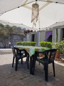 a table and two chairs under an umbrella at Il Nido di Mortelle II in Messina