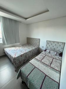a bedroom with two beds and a window at Apartamento 2 Bairro Boa Vista 1 in Caruaru
