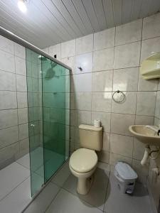 y baño con aseo y ducha acristalada. en Apartamento 3 Bairro Boa Vista 1 Caruaru-PE, en Caruaru