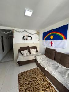 ein Wohnzimmer mit einem Sofa und einer Flagge an der Wand in der Unterkunft Apartamento 3 Bairro Boa Vista 1 Caruaru-PE in Caruaru