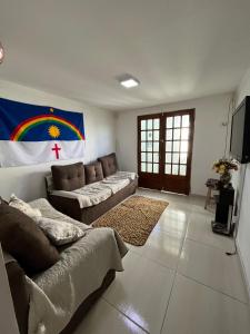 Apartamento 3 Bairro Boa Vista 1 Caruaru-PE في كاروارو: غرفة معيشة مع أريكة وعلم قوس قزح