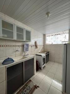 a kitchen with a sink and a refrigerator at Apartamento 3 Bairro Boa Vista 1 Caruaru-PE in Caruaru