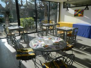 una mesa y sillas con un ordenador portátil en el patio en Hôtel La Caravelle, en Nyons