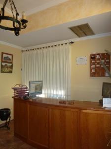 uma sala de tribunal com uma grande secretária de madeira e uma janela em Hotel Rural Miguel Rosi em Huércal-Overa