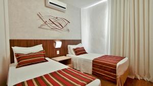 una camera d'albergo con due letti di Pampulha Lieu Hotel a Belo Horizonte