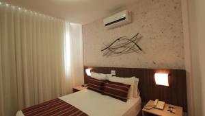 pokój hotelowy z łóżkiem i 2 szafkami nocnymi w obiekcie Pampulha Lieu Hotel w mieście Belo Horizonte