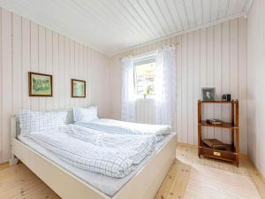 Schlafzimmer mit einem großen Bett und einem Fenster in der Unterkunft Holiday home Kalvåg II in Kalvåg