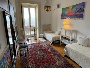 sala de estar con cama y sofá en Interno 12 (140 mq), en Nápoles