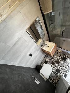 an overhead view of a bathroom with a sink and shower at RYBY W SIECI in Władysławowo