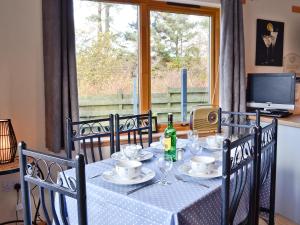 una mesa con un mantel azul y blanco en Mountain View, en Tomintoul