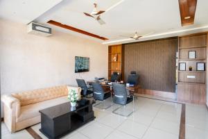 sala de estar con sofá y mesa en RESORT GOLDEN CAVE en Jodhpur