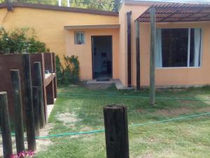 una casa con un patio con una valla en Posada del Viajero San Rafael en San Rafael