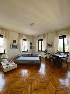 um quarto grande com uma cama e uma mesa em #FASHIONWEEK Private Room in Brera District em Milão