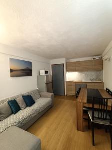een woonkamer met een bank en een tafel bij Appartement la Plagne,7 pers rénové in Aime La Plagne