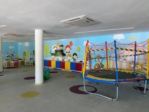 um quarto com um ginásio com uma rede de voleibol em Beach Class Eco LIfe - BL 08-202 - Apartamento Inteiro em Porto de Galinhas
