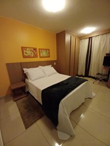 ein Schlafzimmer mit einem großen Bett in einem Zimmer in der Unterkunft Lindo Flat em resort silencioso e aconchegante in Brasilia