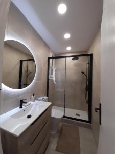 a bathroom with a shower and a white sink at Precioso apartamento en L'hospitalet de l'infant in Hospitalet de l'Infant