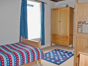 sypialnia z łóżkiem, komodą i oknem w obiekcie Elm Cottage w mieście Beckermonds