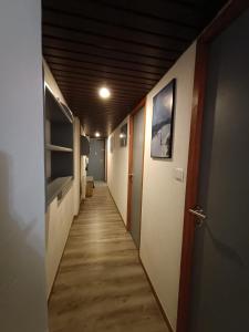 un couloir d'un bureau avec un long couloir dans l'établissement Appartement la Plagne,7 pers rénové, à Aime La Plagne
