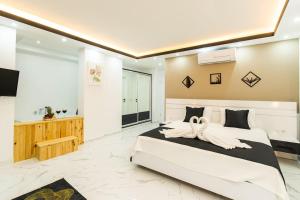 Postel nebo postele na pokoji v ubytování Villa Savoye Kalkan Kaş Lüks Korunaklı Havuzlu