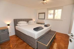 een slaapkamer met een groot bed en een raam bij MY DALMATIA - M Apartment Trogir with free parking and roof terrace in Trogir
