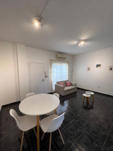 Villa Mariniにあるljapartments Andrade 3のテーブル、椅子、ソファが備わる客室です。