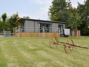 a house with a large yard in front of it at Ponsford Ponds Jacks Shepherd Hut - Bcponhut in Cullompton