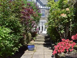 een tuinpad voor een huis met bloemen bij Oakghyll in Windermere