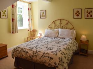 een slaapkamer met een bed en een raam bij Oakghyll in Windermere