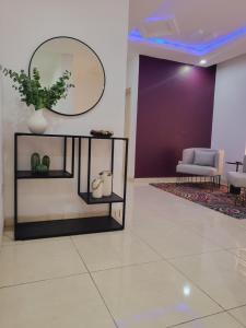 una sala d'attesa con specchio e sedia di The Private Apartments: 2-Bedroom & 3-Bedroom a Port Harcourt