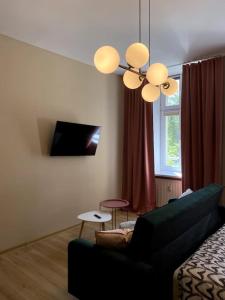 Televízia a/alebo spoločenská miestnosť v ubytovaní Apartament w centrum Rzeszowa