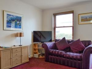 sala de estar con sofá y TV en Glenwood - 18630, en Keswick