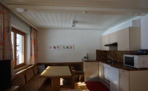 Kuchyňa alebo kuchynka v ubytovaní Landhaus Garsella + 37 fotografií