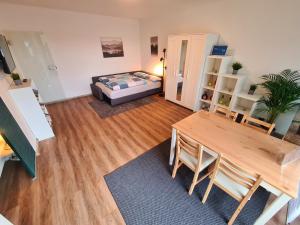 a living room with a table and a bed at 1,5 Zimmer Apartments mit traumhafter Aussicht in Bad Kissingen