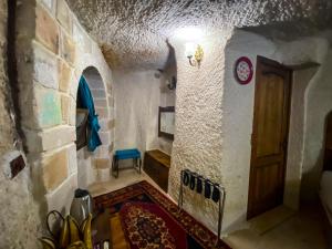 uma vista superior de um quarto com uma porta em Milagre Cave Hotel em Goreme