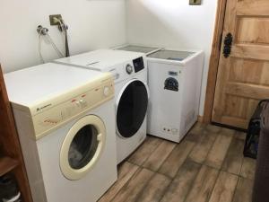 eine weiße Waschmaschine und ein Trockner in einem Zimmer in der Unterkunft Bello Horizonte Lodge in Villarrica