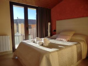 een slaapkamer met een bed met twee knuffels erop bij Flor de Lis in Benasal