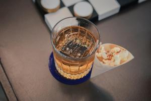 een drankje in een glas zittend op een tafel bij Maison des Ambassadeurs in La Rochelle