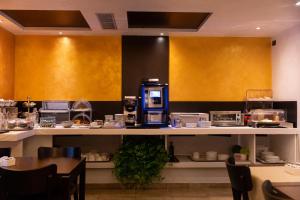 um restaurante com uma máquina de café no balcão em Hotel Re Di Roma em Roma