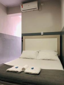 um quarto com uma cama com duas toalhas em Hotel sany - Localizado à 5 minutos do Metrô Paulista em São Paulo