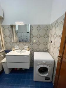 ローマにあるSunny Houseのバスルーム(洗濯機、シンク付)