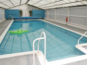 una piscina con un juguete en el agua en The Stables, en Occold