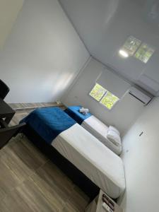 プロビデンシアにあるProvidence Paradiseの小さなベッドルーム1室(ベッド1台付)